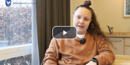 Leder af plejeboligområdet Camilla Pedersen, som er på billedet her, er en af flere, der sætter ord på i videoen